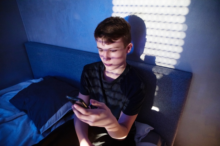 Dječak surfa na mobitelu